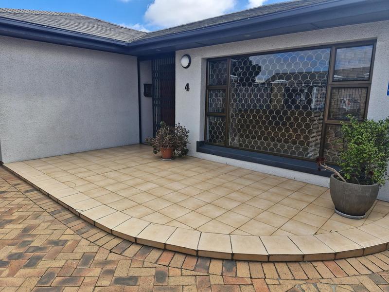 6 Bedroom Property for Sale in Cravenby Western Cape